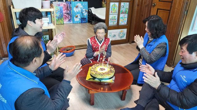 심원면 지사협 생신떡 전달