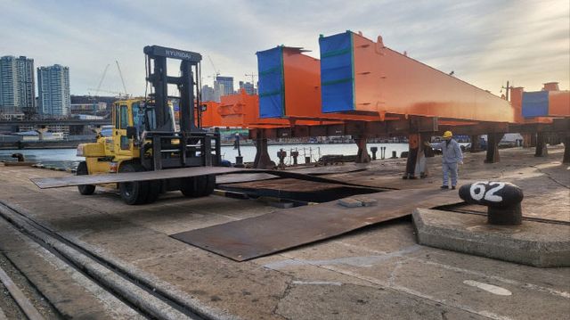 [250321_보도사진 2] 자성대부두로 퍼 크레인)