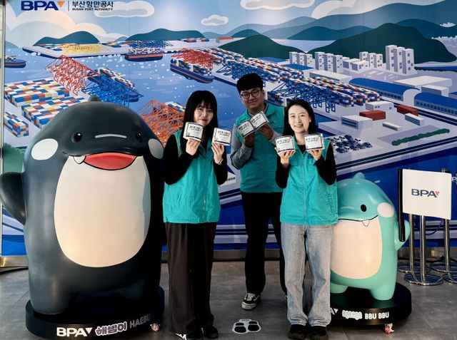 [250324_보도사진] 폐지를 재활A 직원들