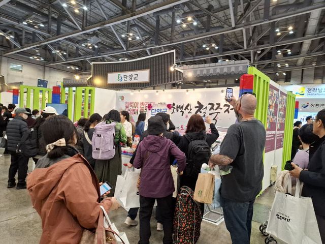 보도 2) 홍보관 운영 사진(2)