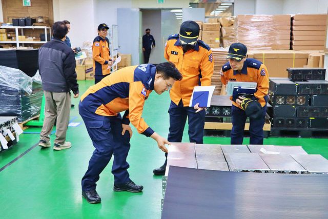 부품을 살펴보고 있다.