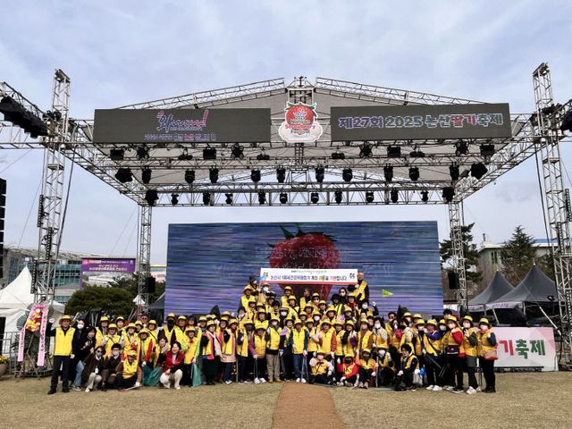 딸기축제장 쓰담 달리기 및 건강증진 캠페인 활동모습 (1)