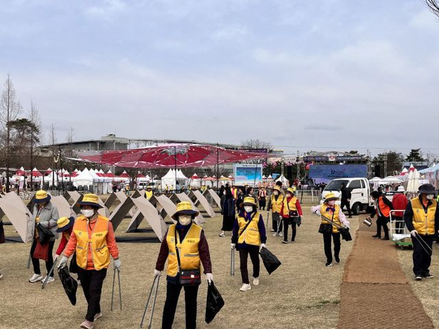 딸기축제장 쓰담 달리기 및 건강증진 캠페인 활동모습 (4)