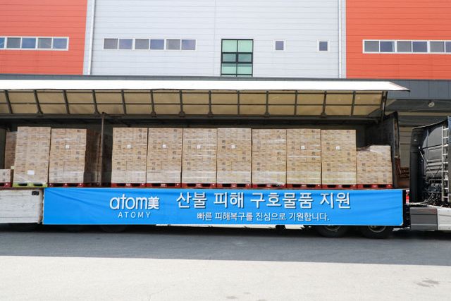 경상북도 영양군 산불피해 지역으로 구호물품 지원 차량