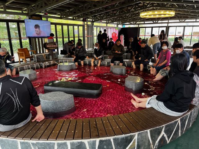 딸기축제 장 족욕장을 이용하는 시민들과 방문객들 (3)