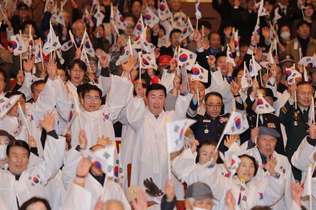 01.3 이범석 청주시장, 제106주년 삼일절 기념 참배. 사진.3