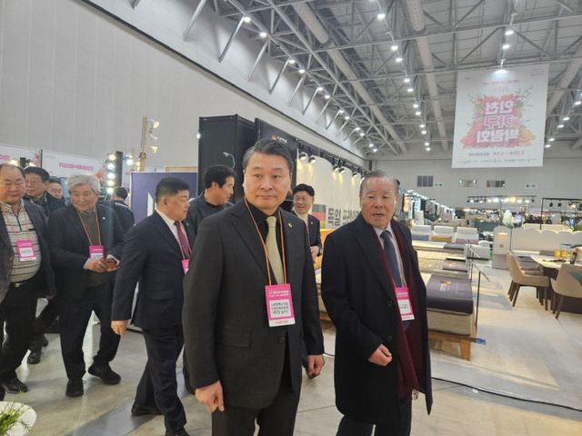 (사진)인천시의회 산경위, 2025년 인천 가구박람회 방문