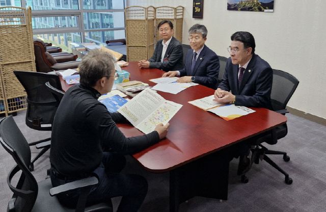 [크기변환]이응우시장 송기헌 의원 만나 현안사업 지원 요청
