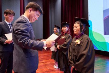 아산시 만학도 졸업생 축하의 시간 가져