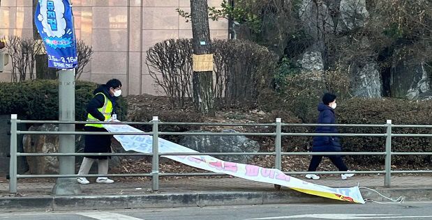 3. 불법현수막 시민수거단의 활동 모습