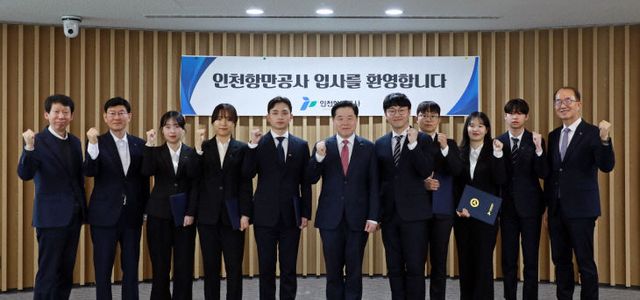 (사진3) 신입사원 임용식을 마치고 기념촬영을 하고 있다