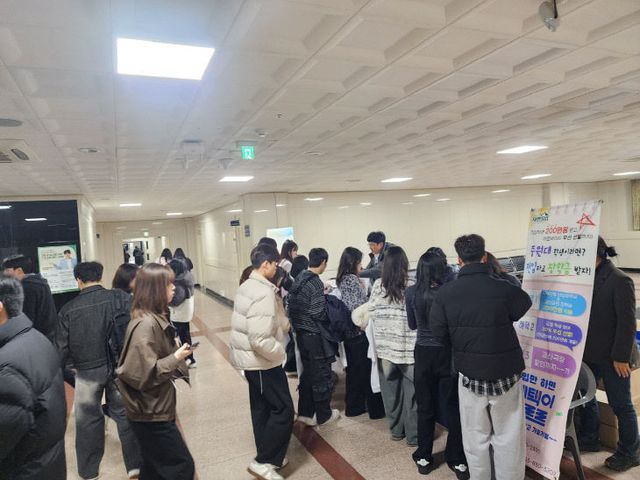 괴산군, 중원대 신입생 대상 전입 홍보부스 운영 (3)