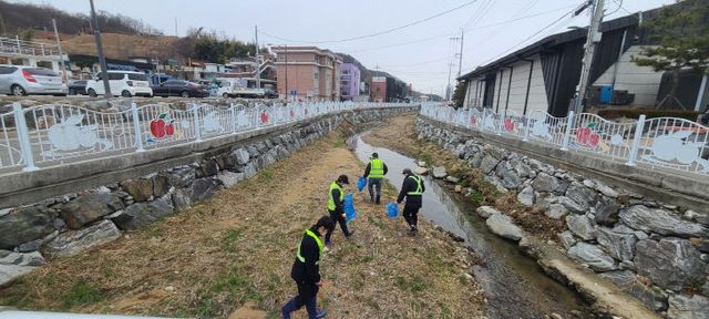 12.예산읍 하천 정화활동 사진
