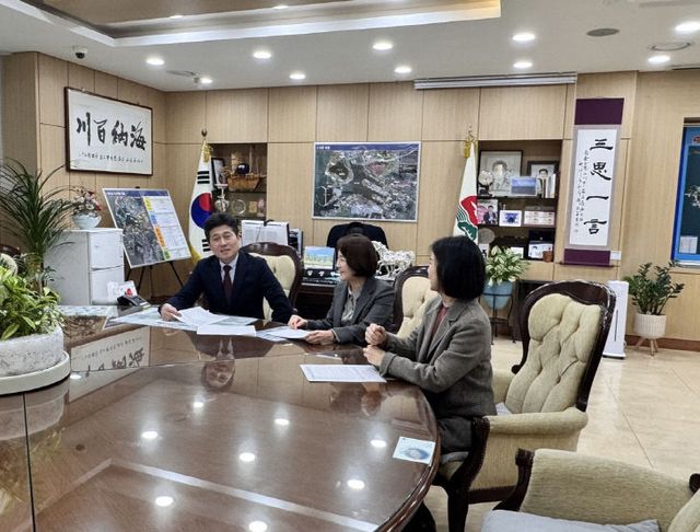 1-1 보도사진 (중구청장 건보공단 영종출장소 설치 건의)