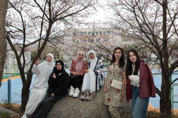 무슬름 유학생들이 기념 촬영을 하고 있다