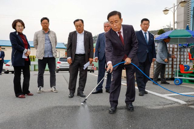 보도 2) 영농편의장비 시연하는 김문근 군수(1)
