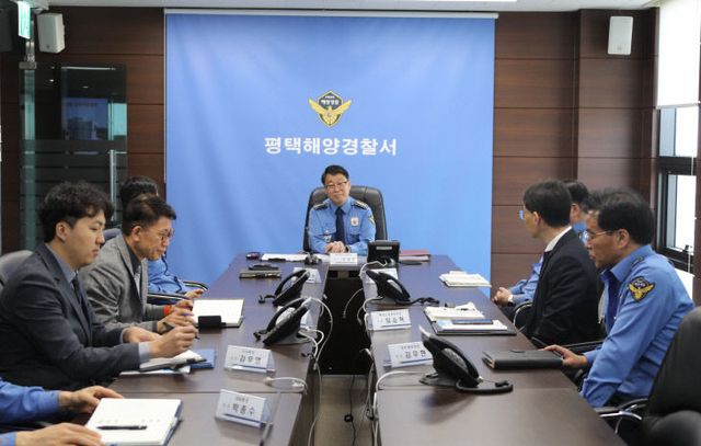 해상 치안 상황을 확인하고 있다