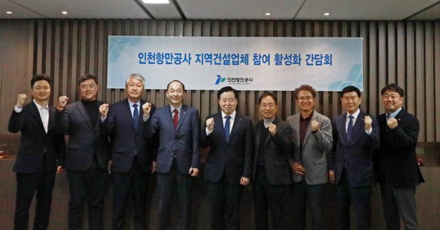 (사진2) 간담회를 마치고 기념촬영을 하고 있다