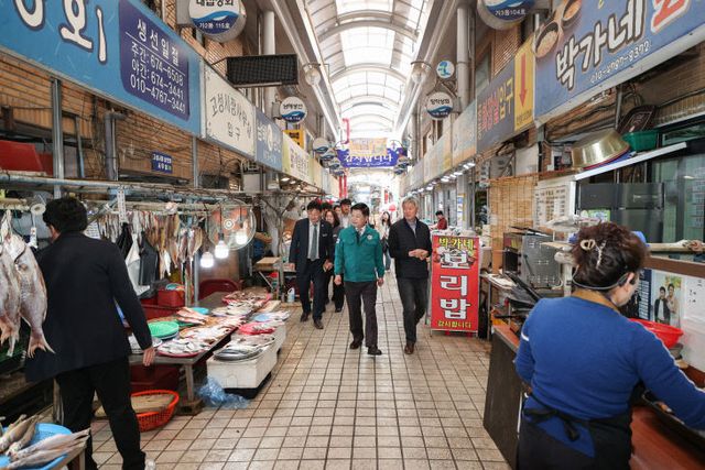 이상근 군수, 고성시장에서 민심 경청