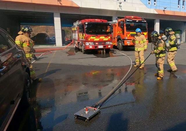 관통형 방수 장비 드릴랜서 활용 화재진압 훈련 사진