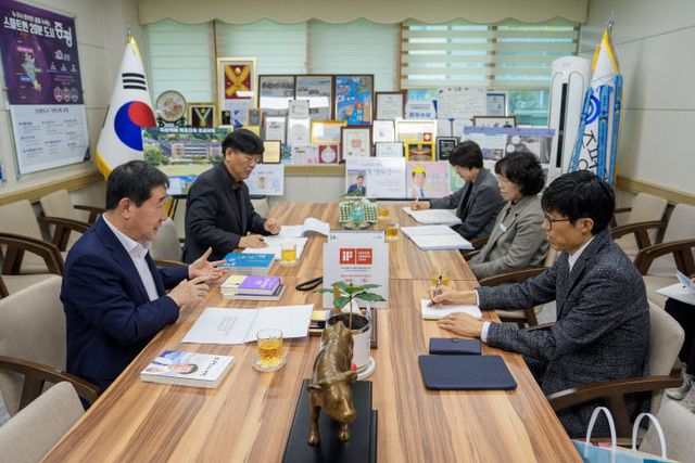 증평군) 심정섭 더나음연구소장과 이야기 나누는