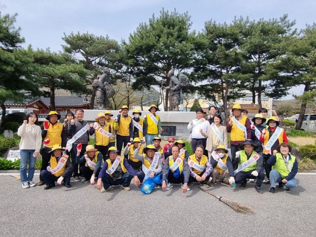 15.대흥면노인회 봄맞이 환경정화 봉사 모습 (1)