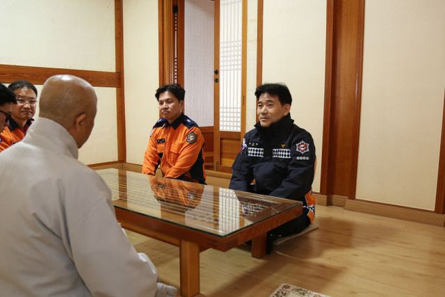 부처님 오신 날을 맞아 화재안전컨설팅을 진행하는 사진