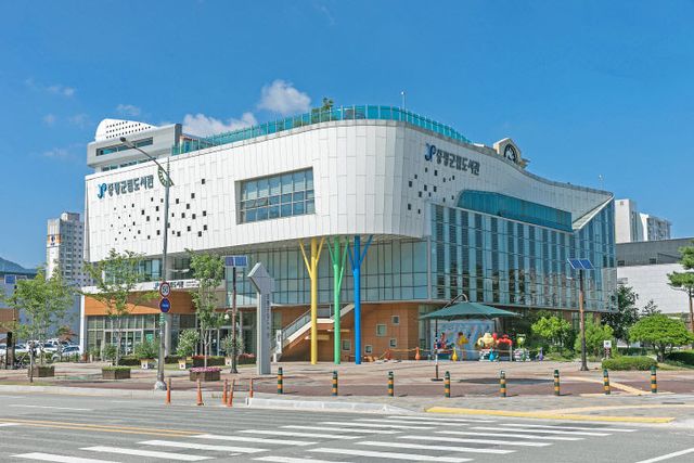 증평군립도서관 전경 사진