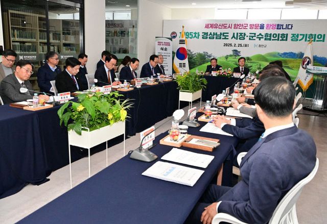 경남도 시장·군수협의회, 산청 산불피해 성금 전달