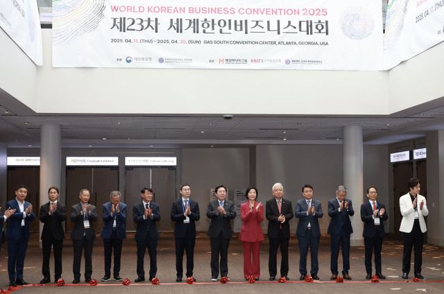 20250418 - 세계한인비즈니스대회 기업 전시회 개막식 (1)