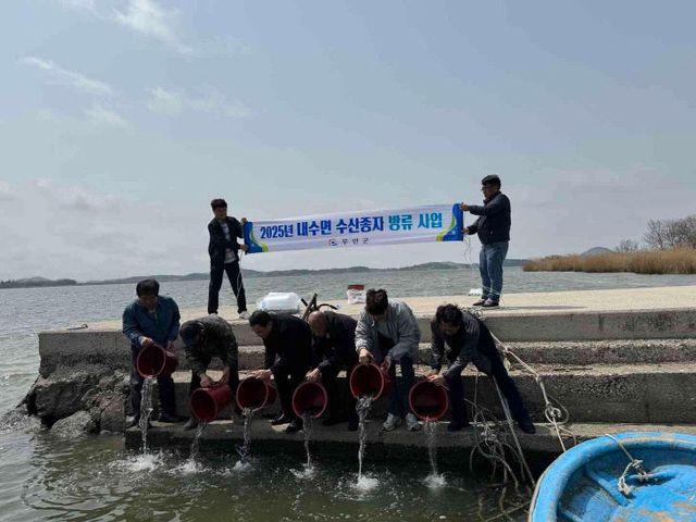 붙임1 영산강에 어린 뱀장어를 방류하는 모습