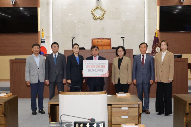 영남지역 산불피해 지원 성금을 전달한 서천군의회