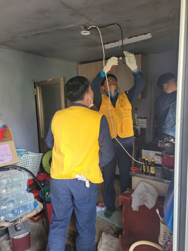 3. 4월 18일 1000 물품전달 및 집수리 사진1