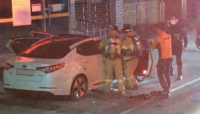 2.차량 화재 구조 당시 모습(방범 폐쇄회로(CC)TV 화면 제공)