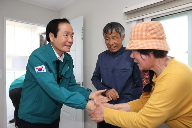 01의성군제공 산불 이재민 임시주택 첫 입주2