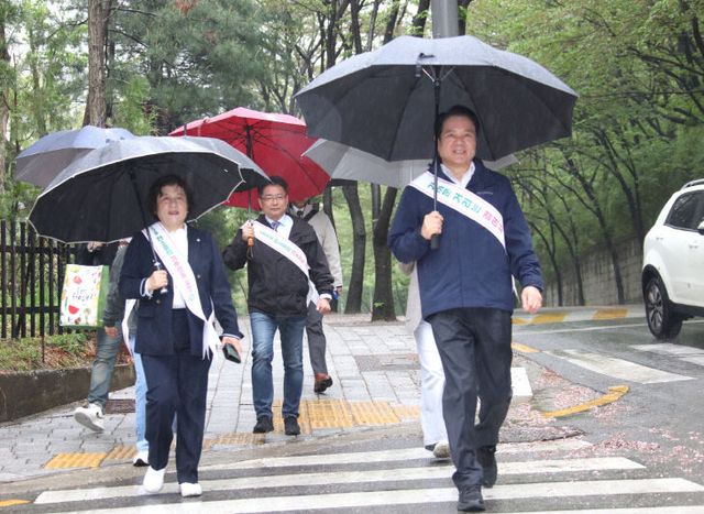 최대호 안양시장이 걸어서 시청으로 출근