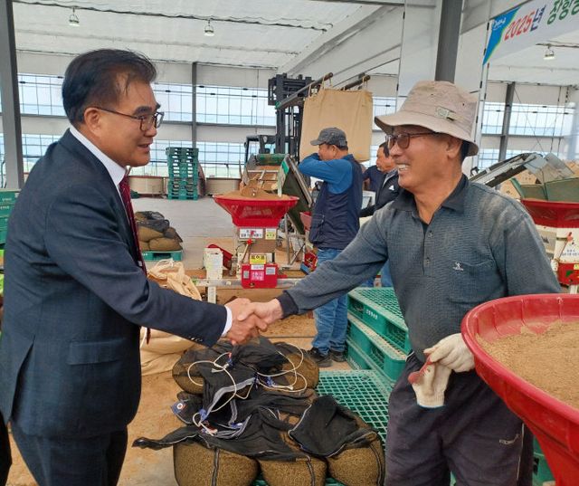 볍씨 파종 현장을 찾아 농업인을 격려하는 김기웅 서천군수