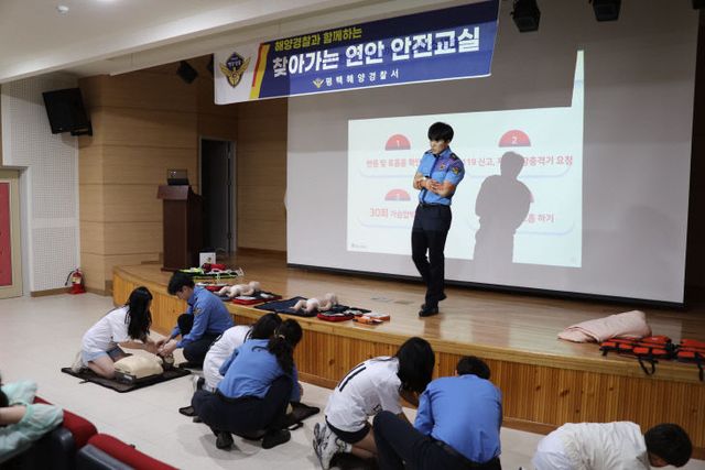학생들이 심폐소생술 방법을 배우고 있다.
