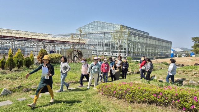 농장 체험 통한 치유농업 선보이다2