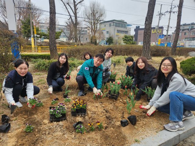 1.[사진] 진천교육지원청-함께 그린 청렴 식목행사 (3)