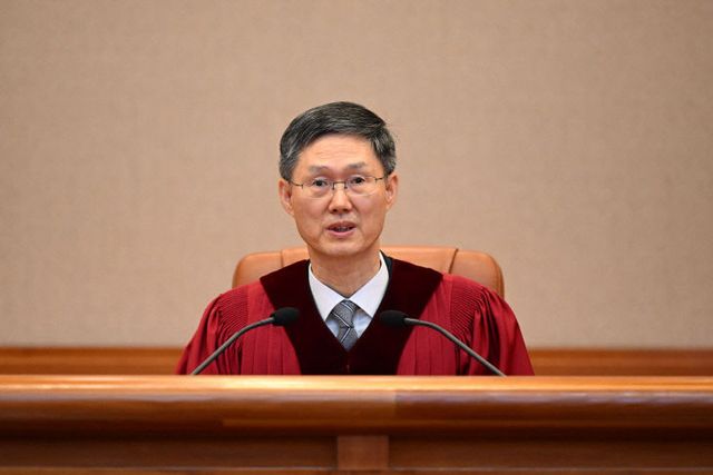 윤 대통령 탄핵심판 선고 입장한 문형배 헌법