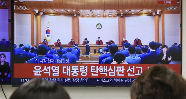 탄핵 심판 선고 지켜보는 공무원들<YONHAP NO-4161>