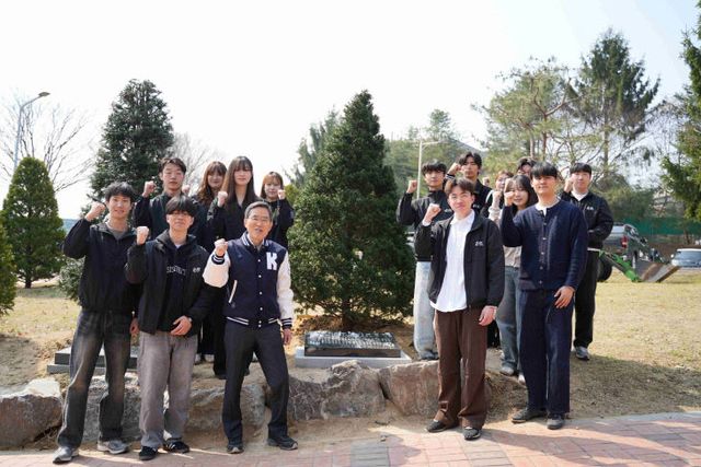 (사진 1) 한국기술교육대, 중앙공원에서 식목 행사