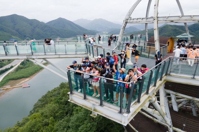 보도 1) 관광객으로 가득한 만천하스카이워크