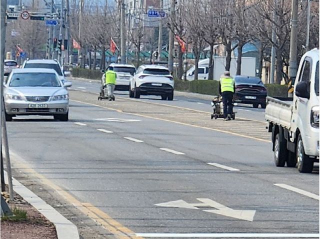 한구간 도색후 다음 구간으로 이동하는 모습