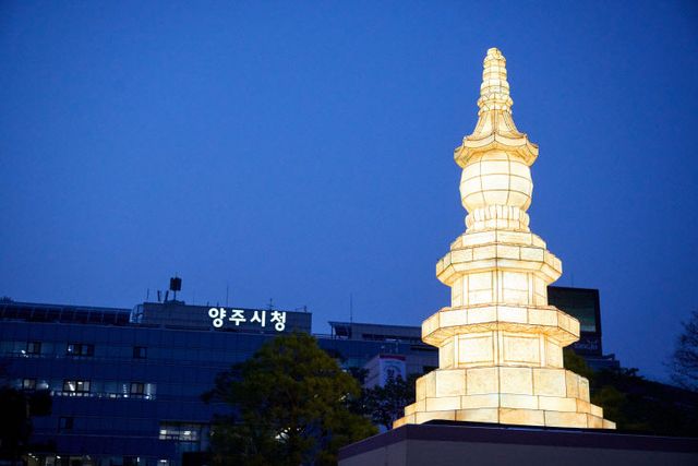 4.7. - [포토] 양주시청 앞 광장, 회암사지 사리탑 조명으로 은