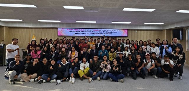 거창군 공공형 계절근로자 입국단체사진