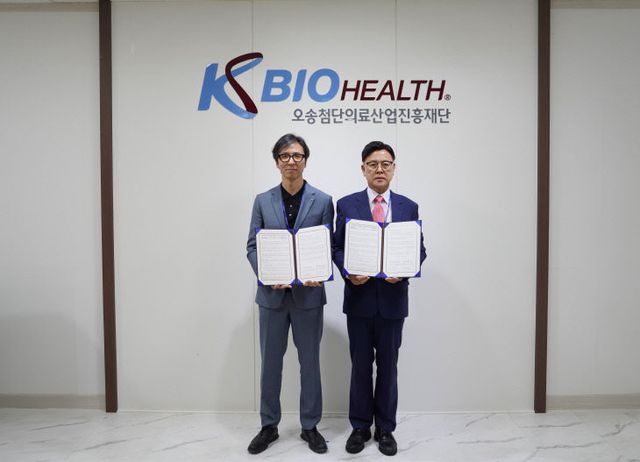 (좌측부터) 인게니움 고진옥 대표, KBIOHealth 이명수 이사장