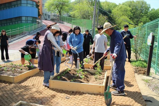 공주정명학교_학교텃밭 정원 사진