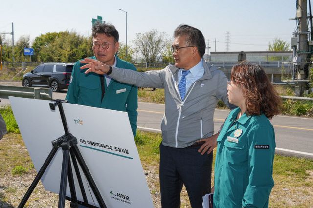 김기웅 서천군수가 종합스포츠단지 운영 상황을 점검하고 있다.